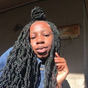 Meet your Posher, Simone